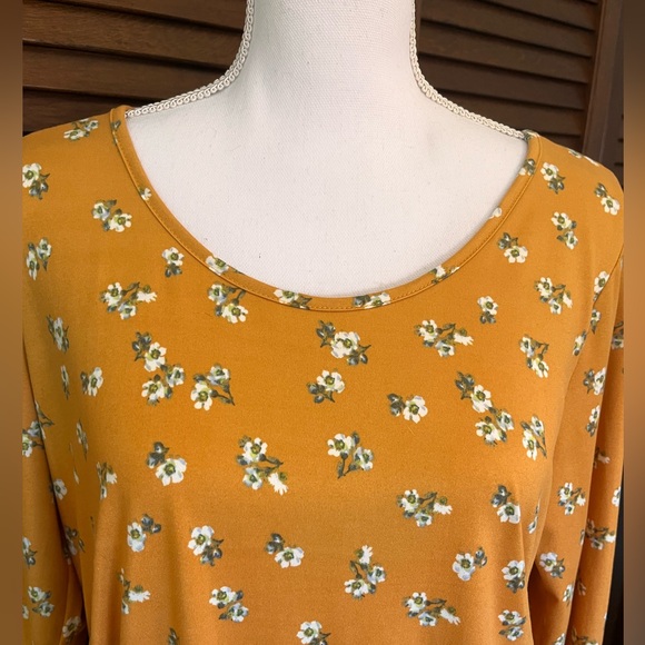 🩷3/$15 Mustard Yellow White Flowers Scoop Neck 3/4 Sleeves size L - Picture 5 of 7